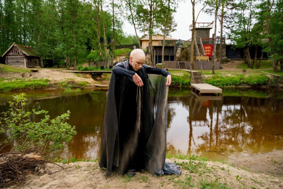 N&auml;itleja, kes k&otilde;nnib vee peal