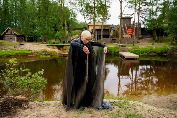 Näitleja, kes kõnnib vee peal