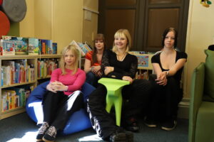 Lugemissõbrad: vabatahtlikud Eva-Lotta Rebas (13), Signe Sassi (18), HeleriOts (15) ja Mirete Mutso (15)